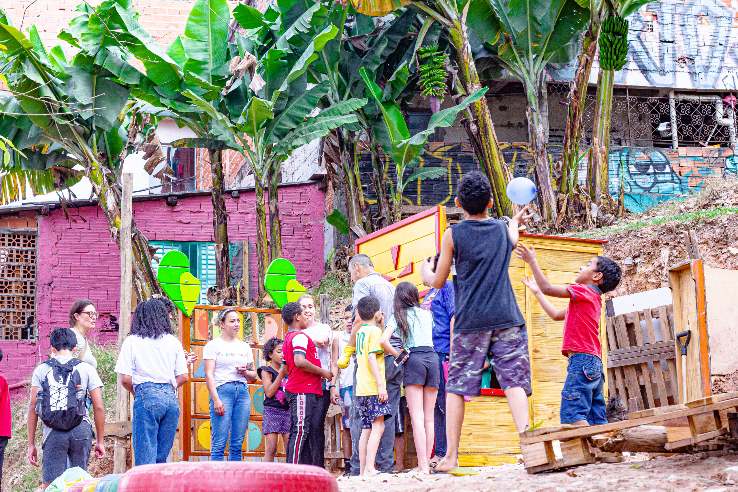 Photo of a group of children in the Favela of Jardim Colombo, São Paulo. 