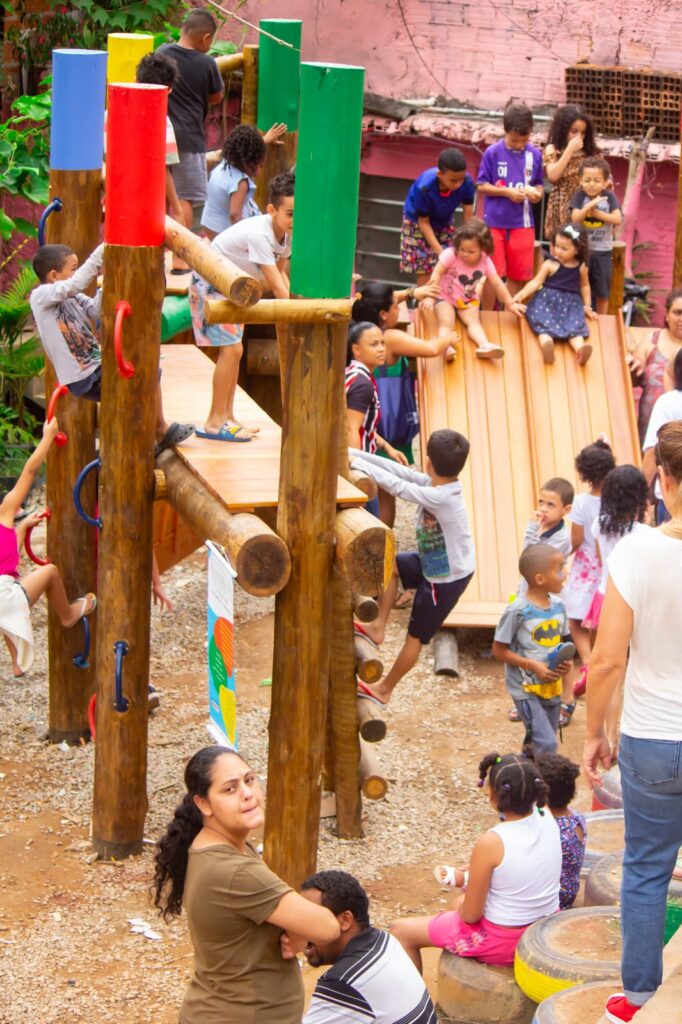 Photo of children playing on a playground in Fazendinha, Jardim Colombo.